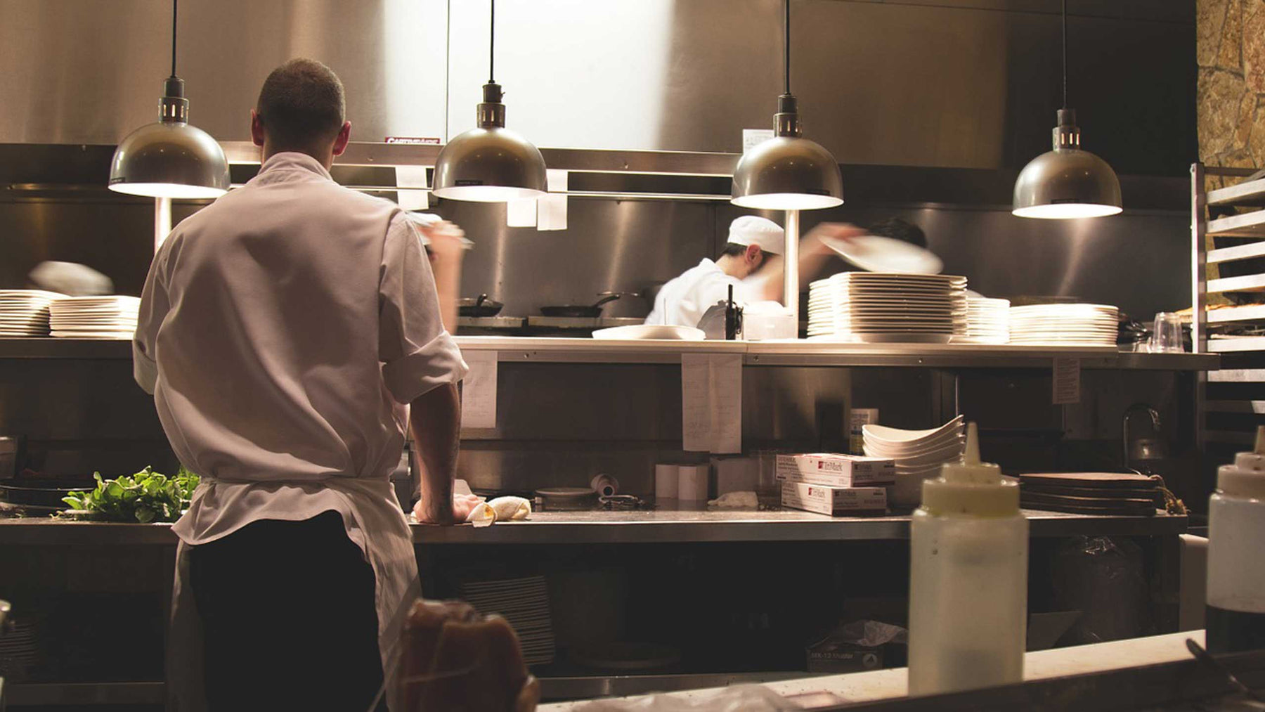 cocineros haciendo la limpieza del equipo de cocina para restaurante
